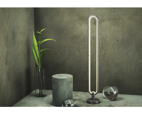 Interior decorativ cu lampă de podea, plantă și bile decorative