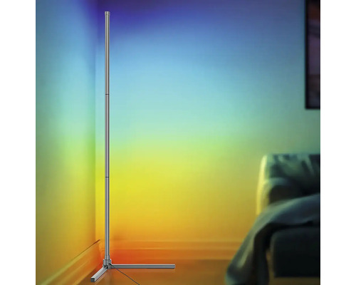 Lampă de podea metalică într-o cameră cu iluminare colorată