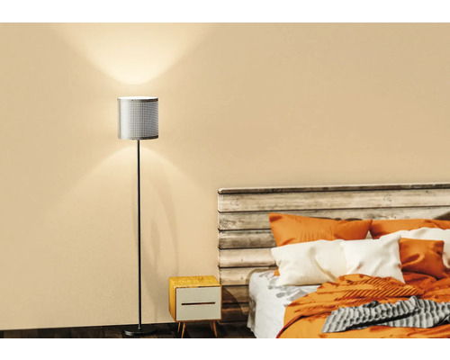 Lampă de podea în dormitor cu noptieră și pat