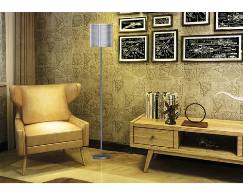 Lampă de podea în sufragerie cu fotoliu și dulap