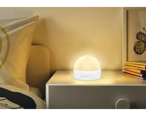 Lampă de noptieră de formă rotundă pe o noptieră