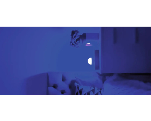 Dormitor cu pat, noptieră și veioză de perete