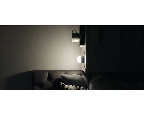 Camera de zi cu canapea și aplice de perete pentru iluminat