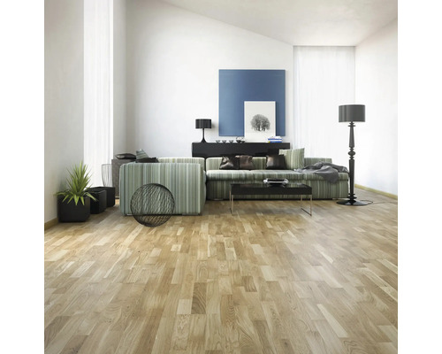 Living luminos cu parchet, canapea, masă și decorațiuni pentru design interior.