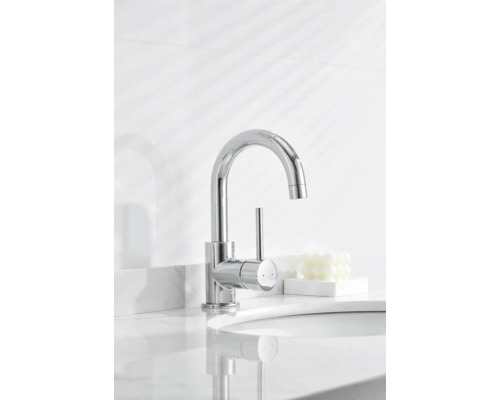 Baterie de chiuvetă din metal pe o chiuvetă