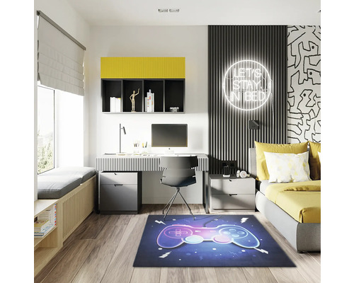 Cameră modernă pentru tineret cu birou, pat și covor de joacă