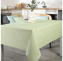 Masa de sufragerie cu o față de masă verde deschis într-o bucătărie luminoasă