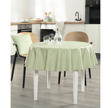 Scenă cu o bucătărie luminoasă cu o masă rotundă, acoperită cu o față de masă.