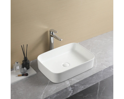 Lavoar ceramic dreptunghiular, deasupra blatului, cu robinet pe un blat de lavoar