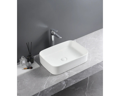 Lavoar ceramic dreptunghiular cu baterie pe blat de marmură