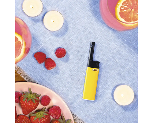 Brichetă galbenă pe pânză albastră cu lumânări și fructe de pădure