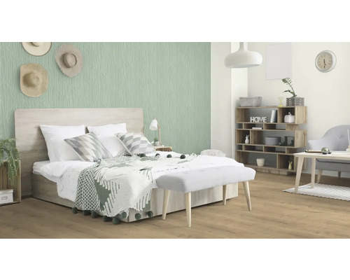 Dormitor cu pat dublu, bancă, raft și decor decorativ de perete