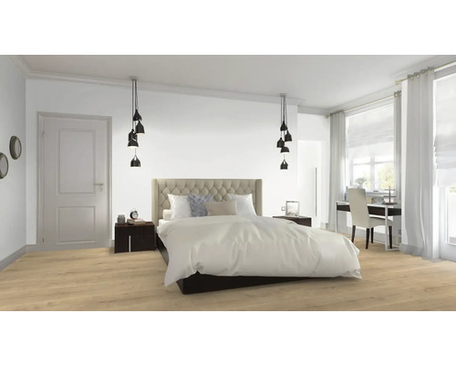 Dormitor luminos cu pat, noptiere, lămpi de tavan și birou lângă fereastră.