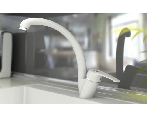 Baterie de bucătărie cu gura de scurgere pivotantă