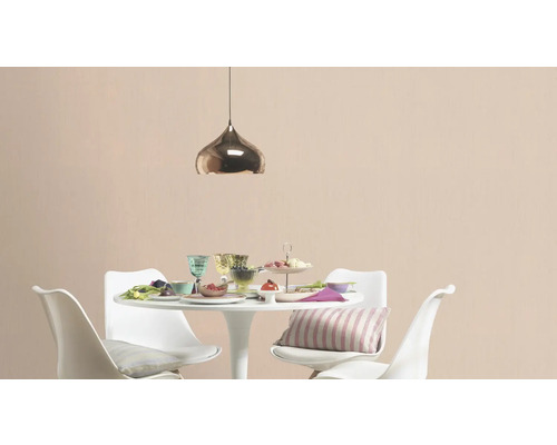 Sufragerie cu masă, scaune și lampă suspendată pentru o atmosferă luminoasă și primitoare