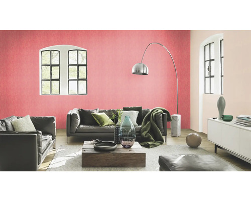 Cameră de zi cu tapet, canapea, măsuță de cafea și lampă de podea