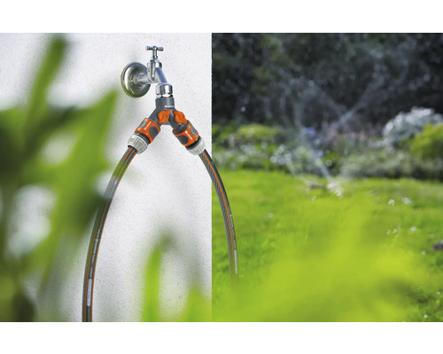 Scenă de grădină cu robinet de apă, distribuitor și furtunuri de grădină pentru irigare