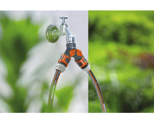 Distribuitor de apă Gardena pe un robinet cu două furtunuri de grădină conectate