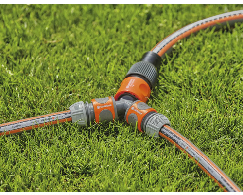 Distribuitor furtun de grădină pe gazon