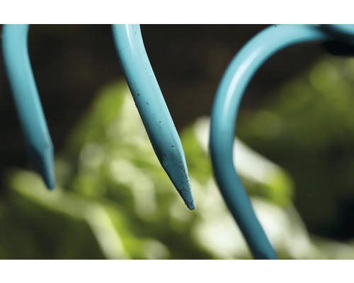 Prim-plan cu o gheară de grădinărit