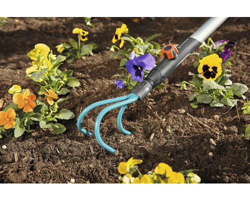 Unealtă de grădină pentru prelucrarea solului între straturile de flori