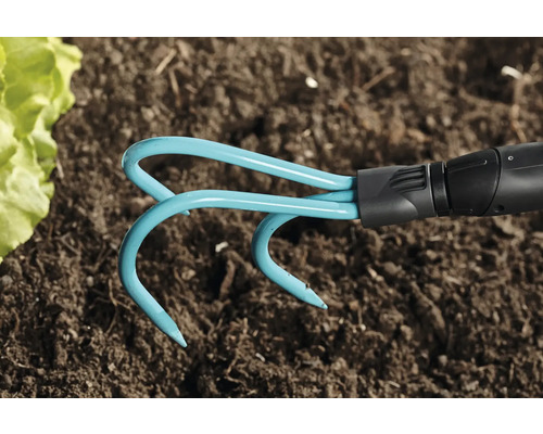 Unealtă de grădină cu dinți în pământ