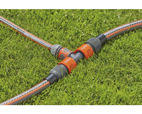 Conector Gardena tip T pentru furtunuri de grădină pe gazon