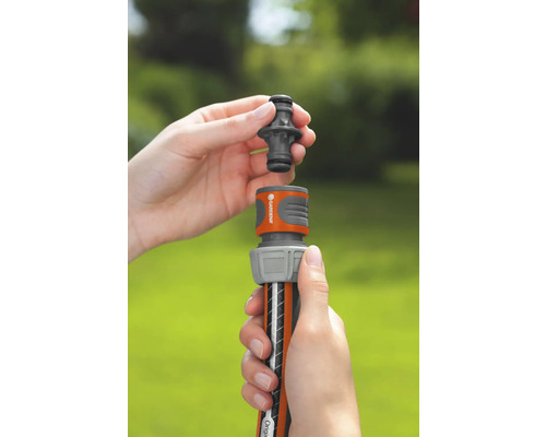 Conectorul furtunului de grădină este conectat la o racordare a furtunului