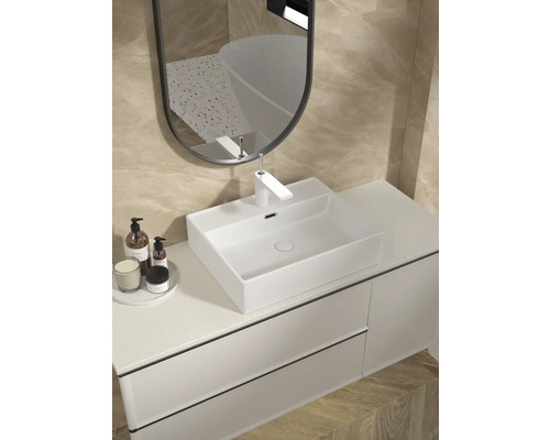 Interior de baie modern cu chiuvetă, oglindă și accesorii