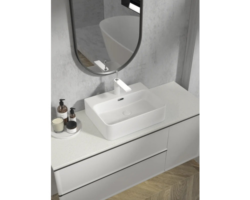 Baie modernă cu lavoar, robinet, oglindă și dulap inferior