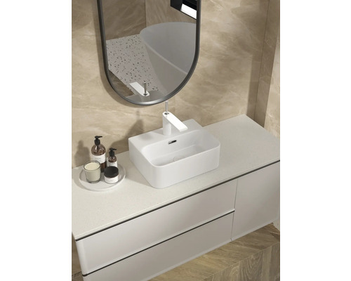 Baie modernă cu lavoar, lavoar așezat pe blat, baterie și oglindă