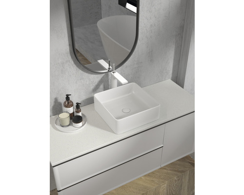 Baie modernă cu dulap de lavoar, lavoar așezat, oglindă și accesorii de baie