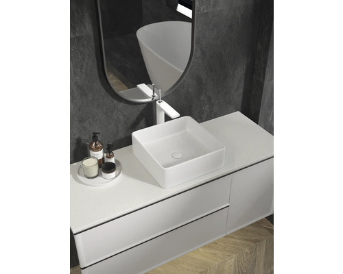 Baie modernă cu lavoar, baterie, oglindă și dulap inferior