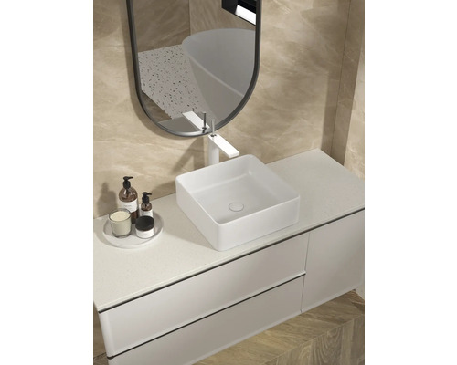 Baie modernă cu lavoar pe blat, baterie, oglindă și dulap inferior