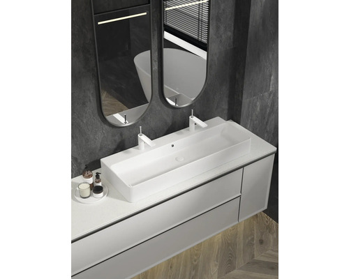 Imagine de ansamblu a băii cu lavoar, chiuvetă dublă, două oglinzi și accesorii de baie