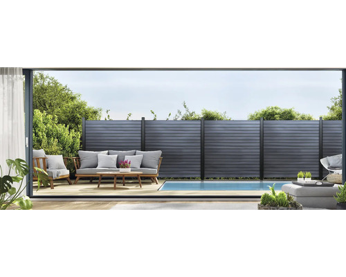 Terasa cu mobilier de grădină, piscină și paravan de confidențialitate