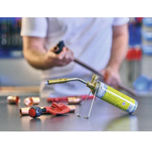 Lampă de lipit, țevi de cupru și tăietor de țevi pe un banc de lucru