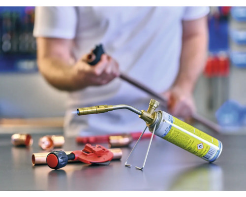 Lampă de lipit, țevi de cupru și tăietor de țevi pe un banc de lucru