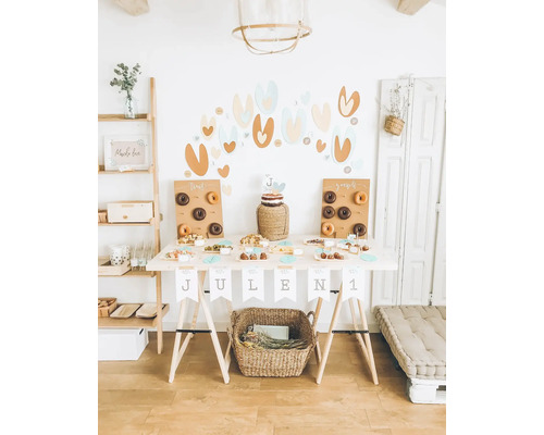 Masa de ziua de naștere decorată cu gogoși, tort și gustări pentru o petrecere