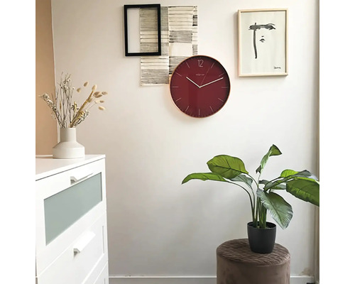 Cameră de zi cu comodă, decorațiuni și ceas de perete