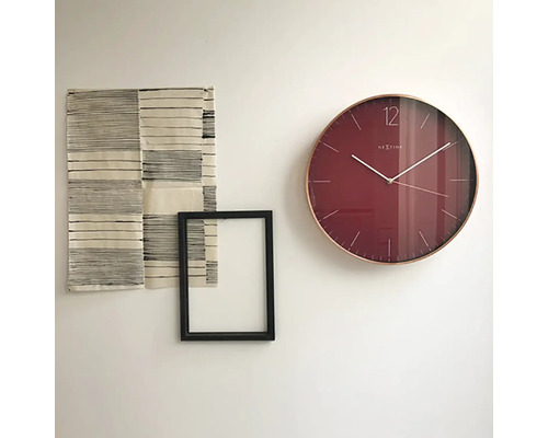 Decor de perete cu imagine textilă, ramă foto și ceas de perete