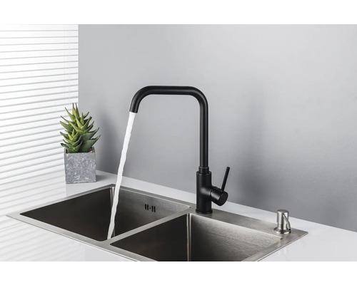 Chiuvetă cu robinet negru și dozator de săpun