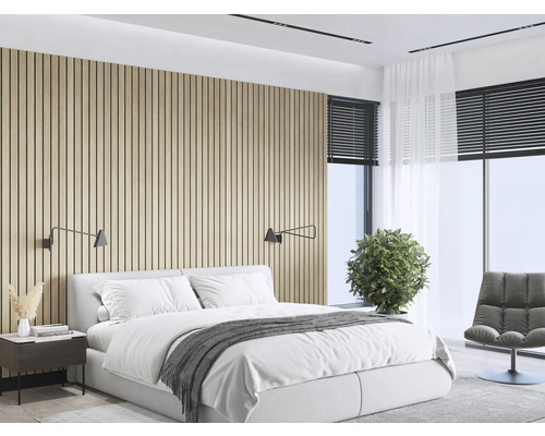 Dormitor modern cu panouri de perete din lemn, pat dublu și fereastră cu jaluzele