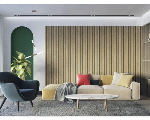 Living cu canapea, fotoliu, măsuță de cafea și panouri de lemn pe perete