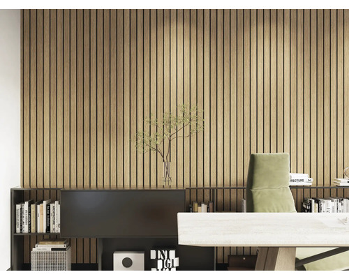 Perete cu panouri din lemn cu raft negru și birou