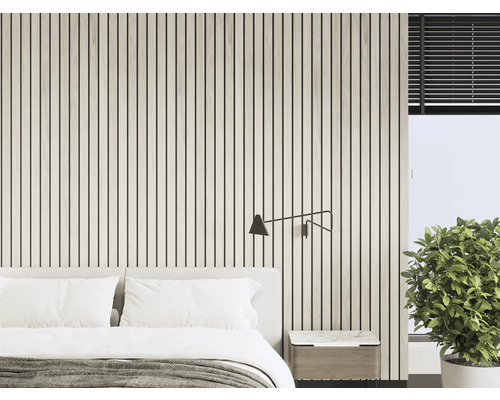 Dormitor cu perete cu panouri din lemn, pat, noptieră, lampă, plantă de interior și fereastră cu jaluzele.