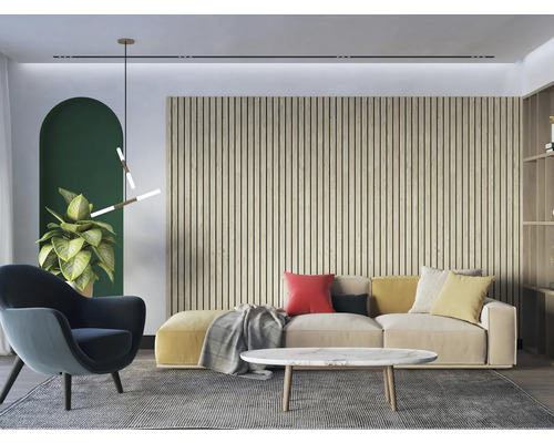 Living cu canapea, fotoliu, măsuță de cafea, perete cu panouri din lemn și plantă de interior