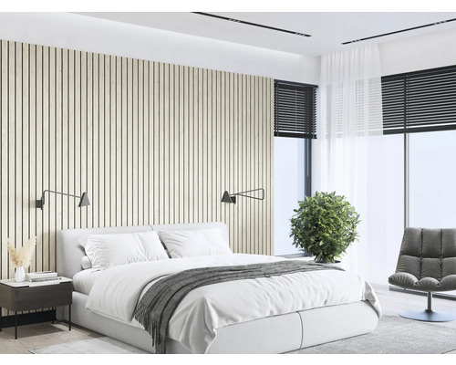 Dormitor luminos cu pat dublu, noptieră, fotoliu și perete cu lambriuri din lemn