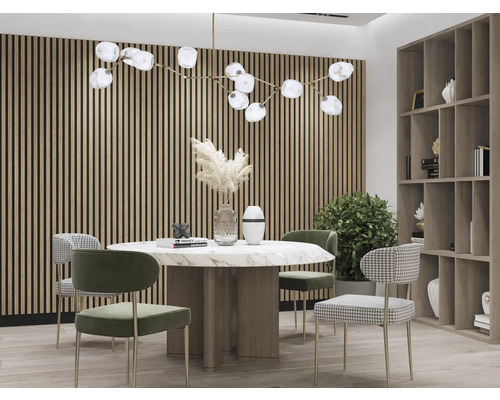 Sufragerie cu masă, scaune, lampă suspendată și bibliotecă