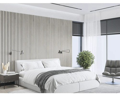 Dormitor luminos cu panouri de perete din lemn, pat, noptieră și fotoliu